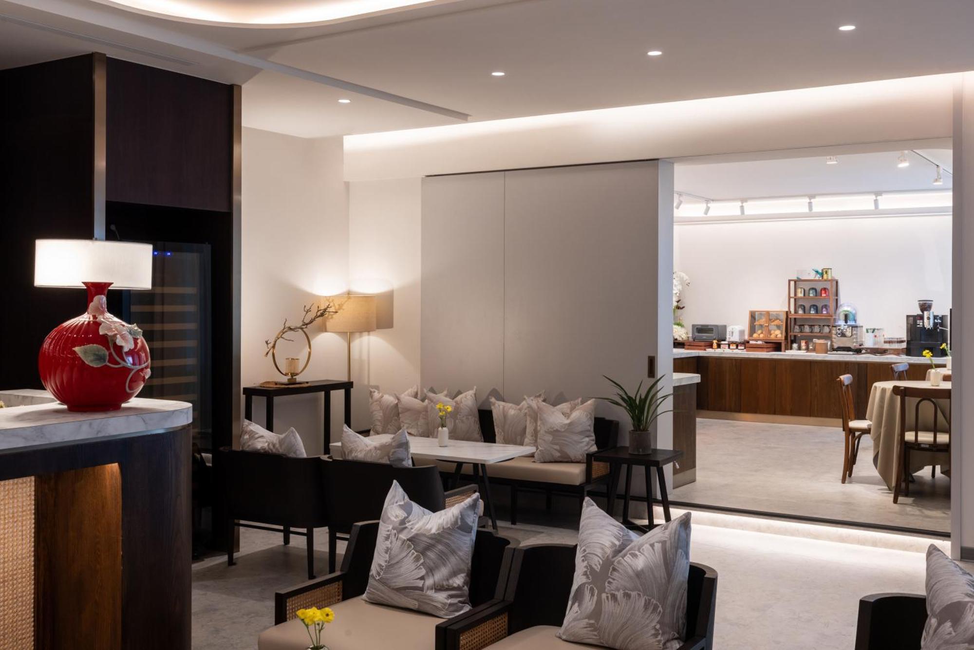 Voyage Kaohsiung By Cosmos Oasis Hotel Bagian luar foto